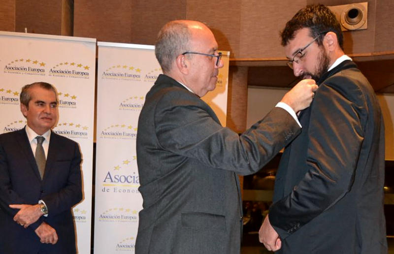 Carlos Sanz recibe la Medalla Europea al Mérito en el Trabajo de la AEDEEC